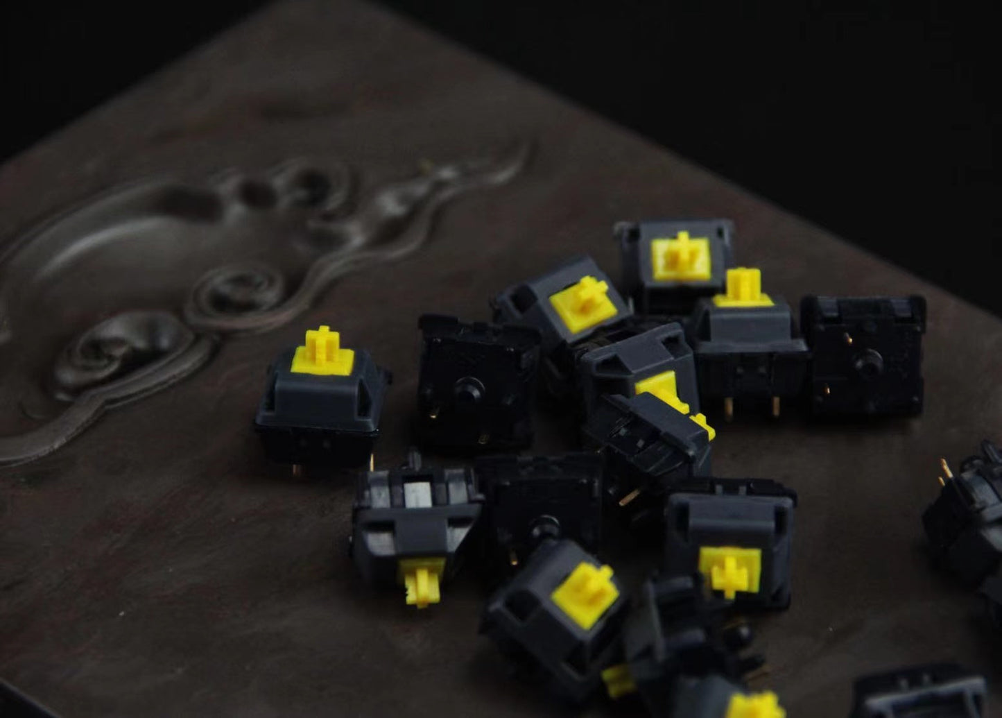 [In Stock] DesignerStudio Graphite Gold Switches